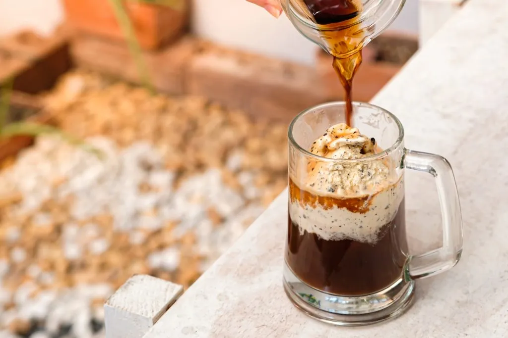 Sorvete quente: Na imagem, café sendo despejado em uma caneca com sorvete. 